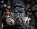 中国・香港で、マスクをつけてデモに参加する人（2019年10月1日撮影）。(c)Mark RALSTON / AFP