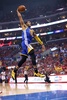 13-14NBAプレーオフ1回戦（7回戦制）、ロサンゼルス・クリッパーズ（Los Angeles Clippers）対ゴールデンステイト・ウォリアーズ（Golden State Warriors）第7戦。ダンクシュートを狙うゴールデンステイト・ウォリアーズのアンドレ・イグドーラ（Andre Iguodala、2014年5月3日撮影）。(c)AFP/Getty Images/Stephen Dunn