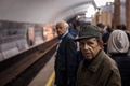 ウクライナ・ハルキウの駅で地下鉄を待つ人（2022年5月24日撮影）。(c)Dimitar DILKOFF / AFP
