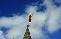 スペイン・セビリア（Sevilla）のセビリア大聖堂（Sevilla Cathedral）前につるされた、「国際フラメンコ・ファッションショー（SIMOF）」を告知するフラメンコの踊り手の人形。SIMOFは31日から来月3日まで開催される（2013年1月26日撮影）。(c)AFP/CRISTINA QUICLER