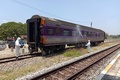 タイ中部タプサケー駅で、新型コロナウイルスに感染していた男性の遺体が見つかった列車の車両を消毒する作業員ら（2020年3月31日撮影、同年4月1日提供）。(c)AFP PHOTO / State Railway of Thailand