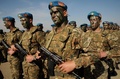 アルメニアの首都エレバン（Yerevan）郊外で開催されたアルメニア軍偵察部隊の結成記念日の祝賀行事で、パフォーマンスを披露する兵士たち（2013年11月5日撮影）。(c)AFP/KAREN MINASYAN