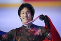 23-24フィギュアスケートグランプリ（GP）シリーズ第3戦、フランス杯、男子シングル・フリースケーティング（FS）。表彰式でメダルを手に優勝を喜ぶアダム・シャオイムファ（2023年11月4日撮影）。(c)Sebastien SALOM-GOMIS / AFP