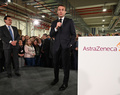 仏北部ダンケルクにあるアストラゼネカの工場を訪れた、エマニュエル・マクロン仏大統領（2020年1月20日撮影）。(c)DENIS CHARLET / POOL / AFP