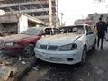 イラク・バグダッド（Baghdad）で起きた連続爆発事件で窓が割れた車（2011年12月22日撮影）。(c)AFP/SABAH ARAR
