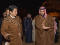 サウジアラビア北西部ウラでムハンマド・ビン・サルマン皇太子と会談した安倍晋三首相（2020年1月12日撮影）。(c)AFP PHOTO / SAUDI ROYAL PALACE / BANDAR AL-JALOUD