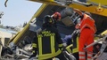 イタリア南部プーリア州で起きた列車衝突事故の現場で作業に当たる消防隊。地元消防当局提供（2016年7月12日提供）。(c)AFP/Vigili del Fuoco