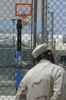 キューバのグアンタナモ（Guantanamo）米海軍基地内にあるテロ容疑者収容施設で、運動施設前に立つ監視員（2008年7月23日撮影）。(c)AFP/Randall Mikkelsen