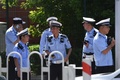 中国・北京の米国大使館そばに配置された警察官ら（2018年7月26日撮影）。(c)AFP PHOTO / Greg BAKER