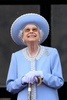 英ロンドンのバッキンガム宮殿のバルコニーで、エリザベス女王の在位70年を記念する祝賀飛行を見守る女王（2022年6月2日撮影）。(c)Daniel LEAL / AFP