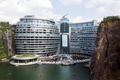 中国・上海郊外の採石場跡地に建設されたホテル「インターコンチネンタル上海ワンダーランド」（2018年11月13日撮影）。(c)Johannes EISELE / AFP