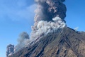 イタリア・シチリア島沖のストロンボリ島で、噴煙を上げる火山。ツイッターアカウント@mariocalabresi提供（2019年7月3日撮影）。(c)AFP PHOTO / @mariocalabresi / Mario CALABRES