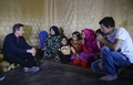 レバノン東部ベカー高原にあるシリア難民キャンプで、難民の家族が住むテントを訪れた英国のデービッド・キャメロン首相（左、2015年9月14日撮影）。(c)AFP/STEFAN ROUSSEAU