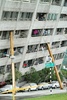 台湾東部・花蓮で、地震により傾いたビルを支えるため設置された鉄骨（2018年2月7日撮影）。(c)AFP PHOTO / PAUL YANG