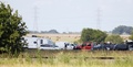 米テキサス州で発生した気球の墜落事故現場で調査に当たる当局者ら（2016年7月30日撮影）。(c)AFP/AARON M. SPRECHER