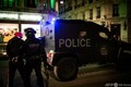 17歳射殺の警官支援の募金、1.5億円超 仏 フランスで17歳少年が警察に射殺された事件を受け、リヨンで行われた抗議デモの最中に男性を拘束した警察(2023年6月30日撮影)。(c)JEFF PACHOUD / AFP