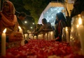 パキスタン・カラチ（Karachi）で、同国北西部ペシャワル（Peshawar）で発生した学校襲撃事件の犠牲者を悼み、ろうそくに火をともす野党・統一民族運動（Muttahida Qaumi Movement、MQM）の女性活動家ら（2014年12月16日撮影）。(c)AFP/Rizwan TABASSUM