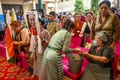 インドの首都ニューデリーで、ダライ・ラマ14世の87歳の誕生日を祝う亡命チベット人（2022年7月6日撮影）。(c)Prakash SINGH / AFP