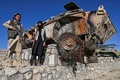 装甲車の残がいの近くに立つタリバン戦闘員。アフガニスタン東部ガズニ州で（2021年11月13日撮影）。(c)Hector RETAMAL / AFP