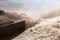 中国・河南省（Henan）の小浪底（Xiaolangdi）ダムで行われた大放水を見物する観光客たち（2013年7月23日撮影）。(c)AFP