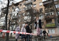 ウクライナの首都キーウで、ロシアの攻撃で損壊した集合住宅を見る住人（2022年12月31日撮影）。(c)Genya SAVILOV / AFP