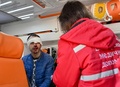 ウクライナの首都キーウで、ロシアの攻撃の後、手当てを受ける負傷者（2022年10月10日撮影）。(c)Sergei SUPINSKY / AFP