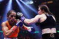女子ボクシング、世界ライト級タイトルマッチ。パンチを打ち合うアマンダ・セラーノ（左）とケイティ・テイラー（2022年4月30日撮影）。(c)Sarah Stier/Getty Images/ AFP