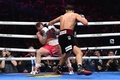 ボクシング、WBA世界ライトヘビー級タイトルマッチ。サウル・アルバレス（奥）にパンチを打ち込むドミトリー・ビボル（2022年5月7日撮影）。(c)Patrick T. FALLON / AFP