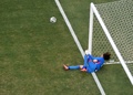 サッカーW杯ブラジル大会（2014 World Cup）グループA、ブラジル対メキシコ。シュートをセーブするメキシコのGKギジェルモ・オチョア（Guillermo Ochoa、2014年6月17日撮影）。(c)AFP/FRANCOIS XAVIER MARIT