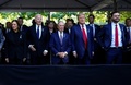 米ニューヨーク市で、2001年米同時多発攻撃の追悼行事に出席するジョー・バイデン大統領とカマラ・ハリス副大統領、ドナルド・トランプ前大統領ら（2024年9月11日撮影）。(c)Adam GRAY / AFP