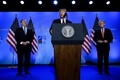 ベルギー・ブリュッセルで行われた北大西洋条約機構（NATO）首脳会議後に記者会見するドナルド・トランプ米大統領（中央。2018年7月12日撮影）。(c)AFP PHOTO / Brendan SMIALOWSKI