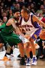 09-10NBA、フェニックス・サンズ（%%Phoenix Suns%%）対ボストン・セルティックス（%%Boston Celtics%%）。試合はサンズが116-98で勝利した、敗れたセルティックスは3連敗。写真はセルティックスのラシード・ウォーレス（%%Rasheed Wallace%%）にマークされるサンズのグラント・ヒル（%%Grant Hill%%、右）。（2009年12月30日撮影）(c)AFP/Getty Images/NBAE/Barry Gossage