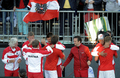 男子テニス、国別対抗戦のデビスカップ（Davis Cup 2012）は6日、ワールドグループ準々決勝が各地で行われ、オーストリアはスペインとの通算成績を1勝2敗とした。

オーストリアのオリバー・マラチ（Oliver Marach）/アレクサンダー・ペヤ（Alexander Peya）組は3-6、6-4、6-4、7-6でマルセル・グラノジェルス・プジョル（Marcel Granollers- Pujol）/マルク・ロペス（Marc Lopez）組に勝利した。

勝利を喜ぶオーストリアの選手（2012年4月7日撮影）。(c)AFP/JOSE JORDAN