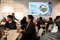 中国・上海にあるイケアのカフェテリアに集まった中高年（2023年12月5日撮影）。(c)Hector RETAMAL / AFP