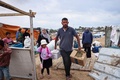 パレスチナ自治区ガザ地区南部ラファで、避難に向けて準備をする人（2024年5月13日撮影）。(c)AFP
