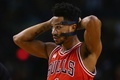 15-16NBA、ボストン・セルティックス対シカゴ・ブルズ。フェイスマスクを装着するシカゴ・ブルズのデリック・ローズ（2015年12月9日撮影）。(c)AFP/Getty Images/Maddie Meyer