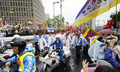 長野市で開催された北京五輪・聖火リレーで、走者の警備にあたる警官ら（2008年4月26日撮影）。(c)AFP/Kazuhiro NOGI