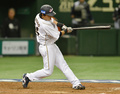 第3回ワールド・ベースボール・クラシック（2013 World Baseball Classic、WBC）は12日、東京で2次ラウンドの1位決定戦が行われ、大会3連覇を狙う日本は10-6でオランダを下し、2次ラウンド首位通過を決めた。

2回に適時二塁打を放つ日本の長野久義（Hisayoshi Chono、2013年3月12日撮影）。(c)AFP/KAZUHIRO NOGI