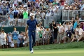 男子ゴルフ米国ツアー、フェデックス・カップ、プレーオフ初戦、ザ・ノーザントラスト最終日。18番でバーディーを決めて喜ぶダスティン・ジョンソン（2017年8月27日撮影）。(c)AFP/Getty Images/Jamie Squire