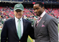 観戦に訪れた元ジェッツのカーティス・マーティン（%%Curtis Martin%%）氏（右）とジェッツのオーナー、ウッディ・ジョンソン（%%Woody Johnson%%）。(c)AFP/Getty Images Jim McIsaac