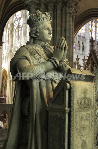 処刑されたルイ16世の血染めの布、230万円で落札 写真1枚 国際ニュース