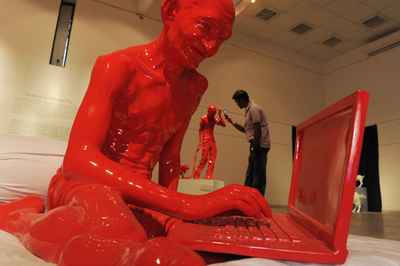 パソコン触るガンジー、インドで個展