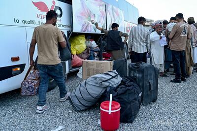 イランから強制送還された移民乗せたバスが事故、76人死亡 アフガン