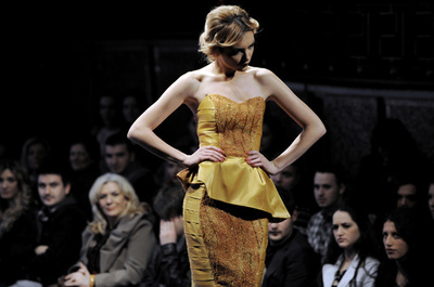 コソボの首都プリシュティナでファッションショー