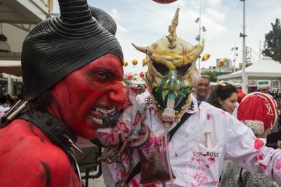 ユダヤ教の祭り「プリム」、思い思いの仮装でパレード