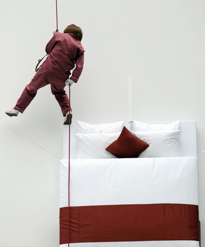 ビル壁面のベッドでお昼寝？ホテルの快眠プログラムPRで