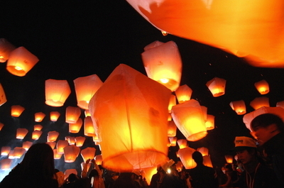 花火が観衆に向かって暴発、33人負傷 台湾ランタン祭り