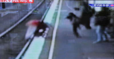 強運の赤ちゃん、ベビーカーごと電車にはねられるも無事 オーストラリア