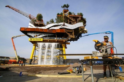 【今日の1枚】油田装置が緑豊かなアートに再生 英