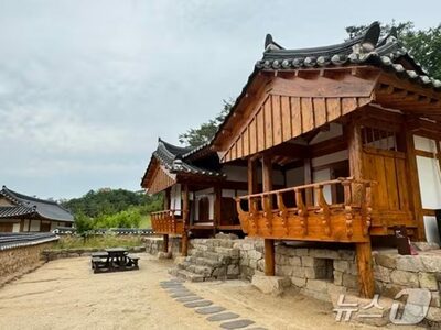 大きな門、広い庭、瓦屋…韓国・地方都市にオープンの「韓屋リゾート」の満足度